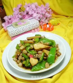 Scrambled peanut pepper