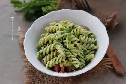 Sprinkled salad noodles