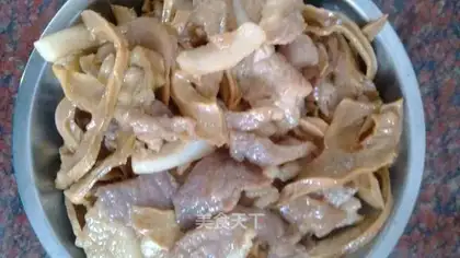 The green mushroom fried meat