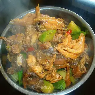 The rooster stews radish
