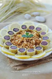 Big beads and small beads fall on the jade plate