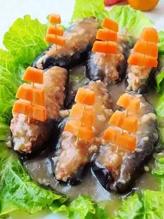 Sea cucumber in fresh shrimp and abalone sauce