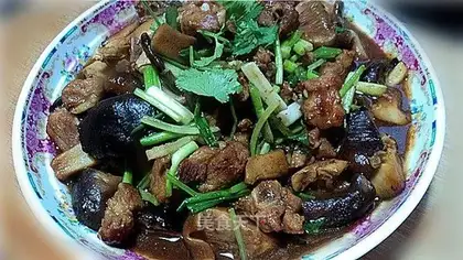 Stewed pork ribs with fresh mushrooms