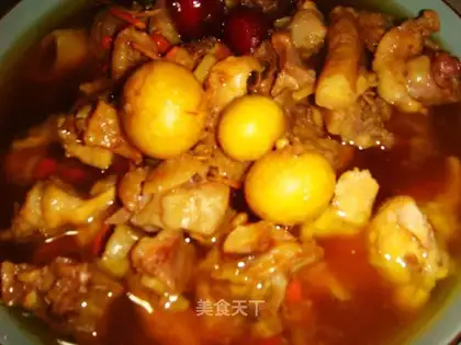 Steamed local hen with caterpillar fungus flowers