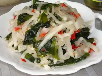 Mixed seaweed and radish