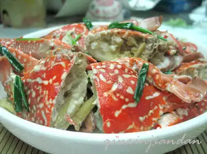Baked crab with ginger and onions