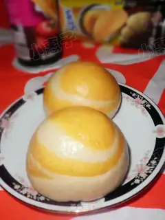 Two-color golden jade bean paste bun