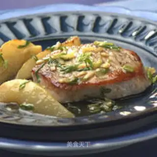 Pan-fried pork chop with ginger and pear juice