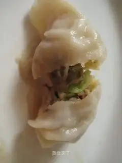 Chrysanthemum stuffed dumplings