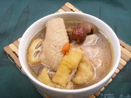 Beauty soup stewed chicken with flower glue