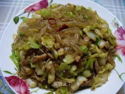 stir-fried rice noodles with shredded pork and cabbage