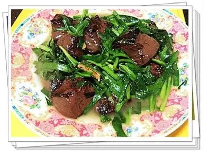 Fried pork red with leek