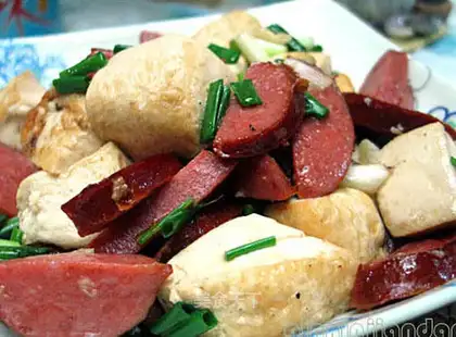 Sausage stir-fried tofu