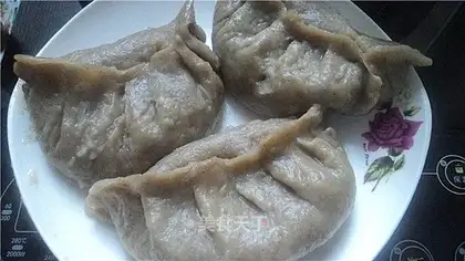 Hot noodles steamed buns