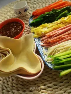 Splendid fresh vegetables and bean skin rolls