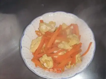 Scrambled egg and shredded carrot