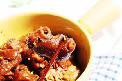 Taste beer, pig hoof