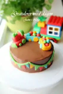 Toon train birthday cake