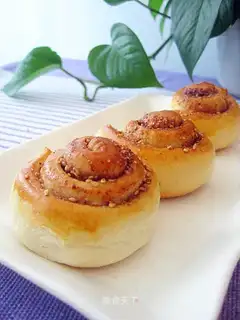 Sesame cinnamon rolls