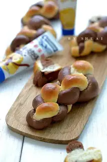 Double-coloured braid bread