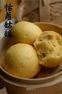 Gold pumpkin buns