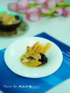 The chickens from the red palms