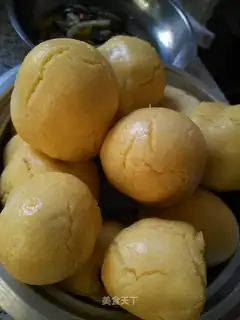 A small group of gold and yellow