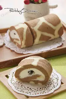 Cake rolls with giraffes