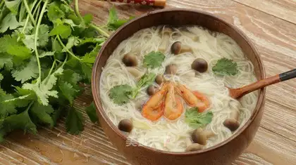 Shrimp and mushroom noodles