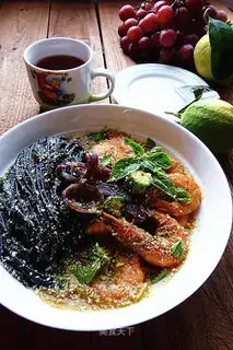 Curry shrimp ink noodles
