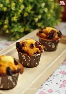 Caramel raisin cake