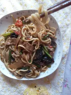 Black pepper beef noodles