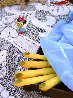 Green nail gold finger