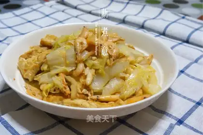 Fresh and green cabbage with shrimp