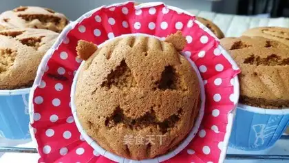 Halloween ghost-faced cupcakes