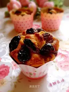 Caramel raisin cake