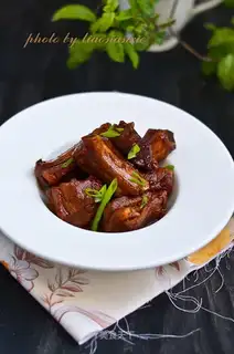 Tomato sauce and ribs