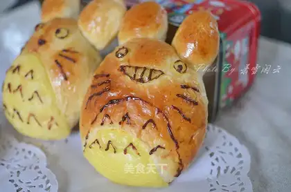 Dragon cat bread