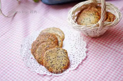Black and white sesame pretzels