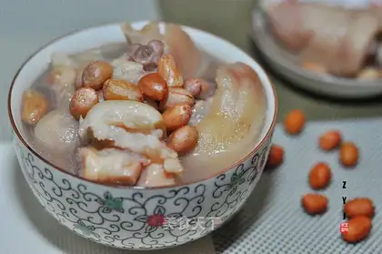 Peanut pig hoof soup
