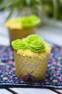 Cake with cream cream