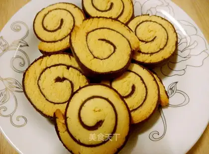 A wheeled cheese cookie