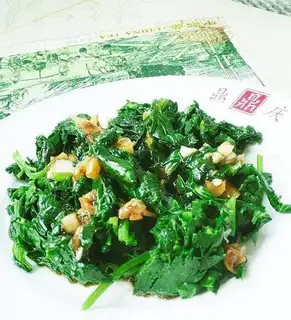 Garlic celery leaves