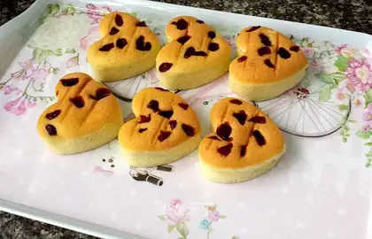 Cake with cranberry hearts