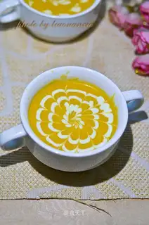 Pumpkin soup with salty cream