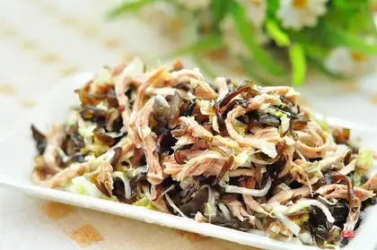 The hand tore with black cabbage