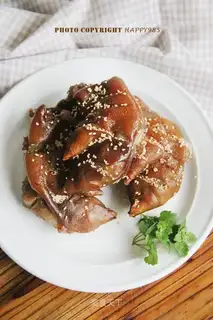 Roasted pig hoof