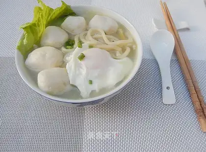 Fishball noodles