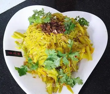 Garlic with yellow flowers