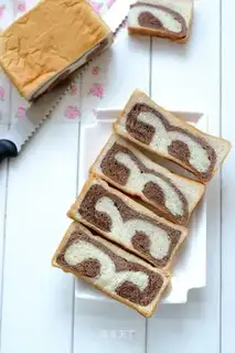 Two-colour toast bricks